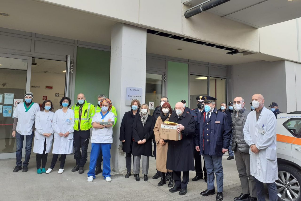 Vaccino antiCovid: il direttore Fabio Banfi accoglie al Sant’Anna le prime dosi FOTO