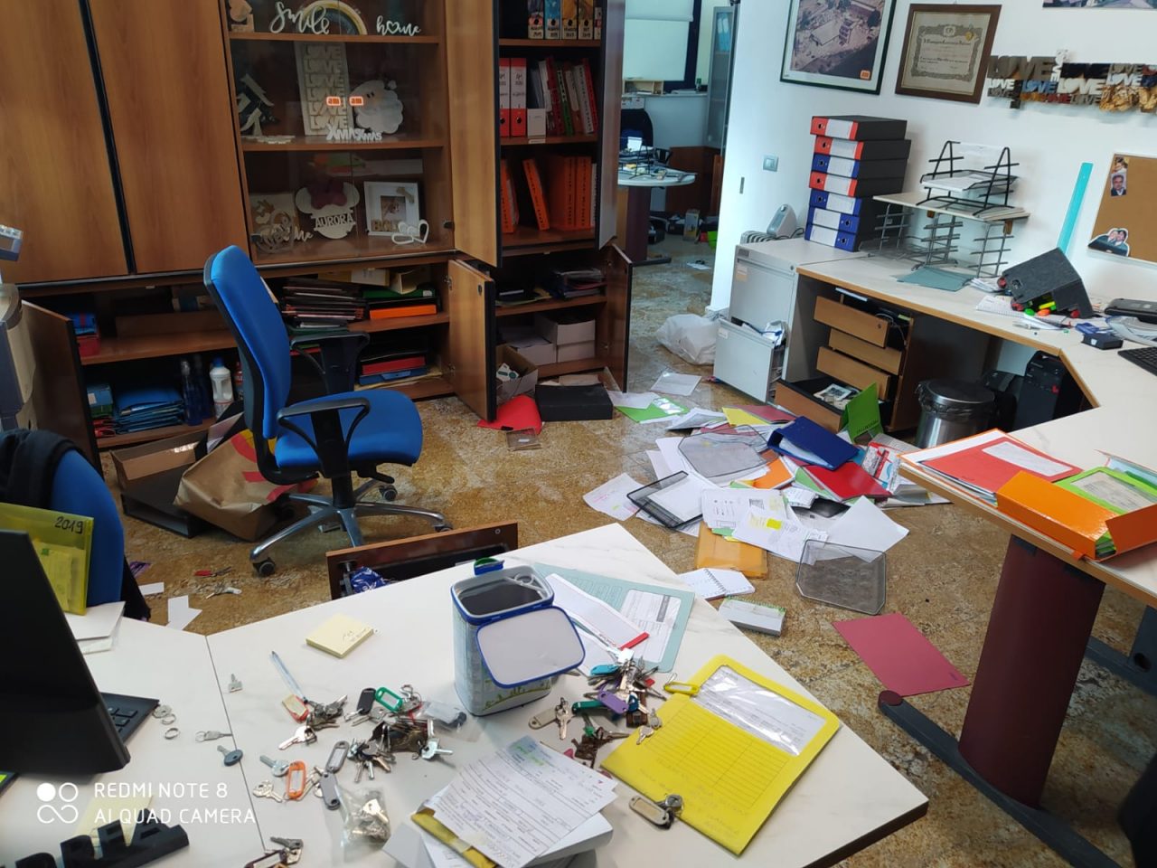 Furto in azienda: capannone devastato, i ladri scappano con tutta l’attrezzatura