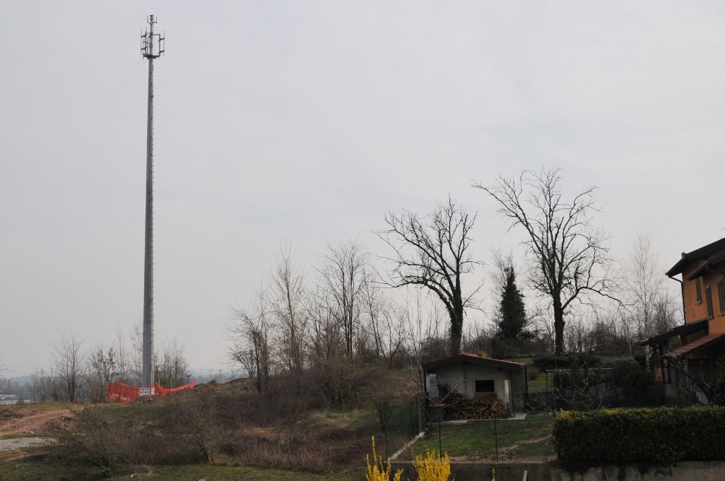 Erba, piovono antenne: il Comune organizza una mappatura con l’aiuto dei cittadini
