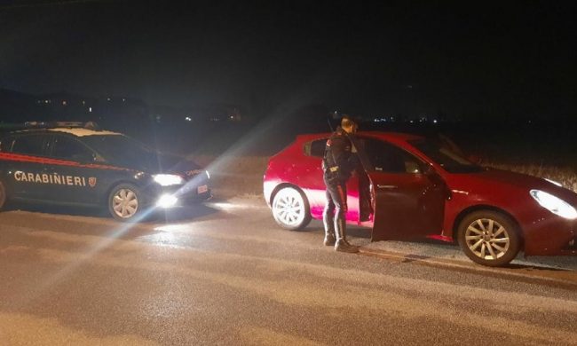 Intercettati su un’auto rubata nel Comasco, si danno alla fuga