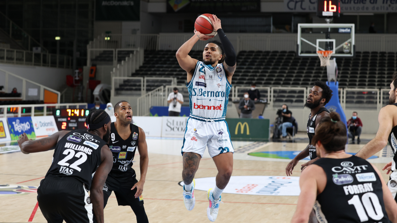Pallacanestro Cantù rimonta di 16 punti ma sul finale vince Trento
