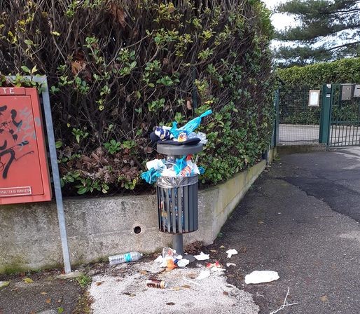 A Vighizzolo i cestini scoppiano di rifiuti
