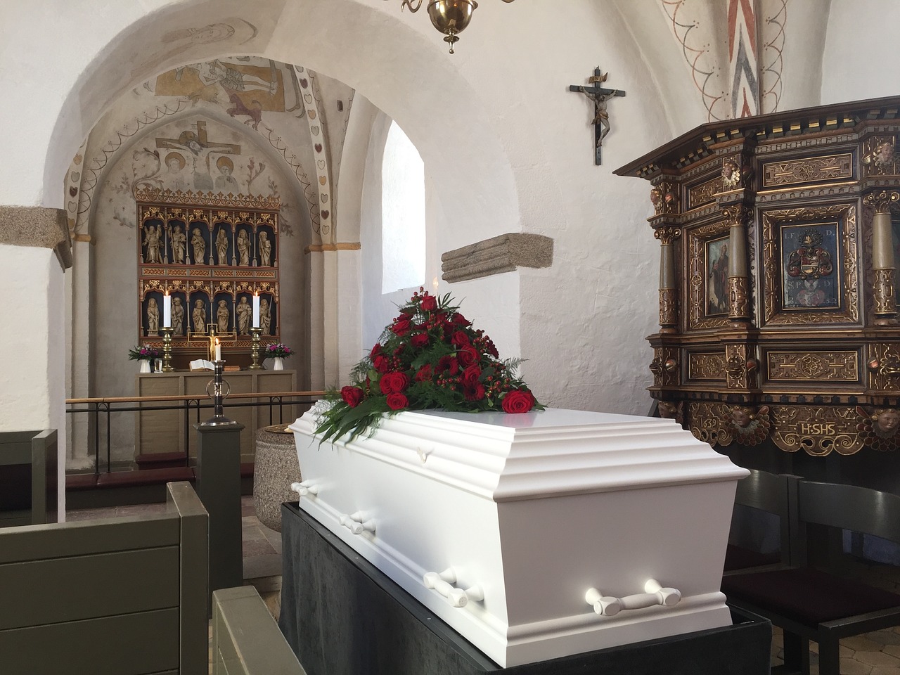 Il parente è defunto, lui si sente male nella casa funeraria