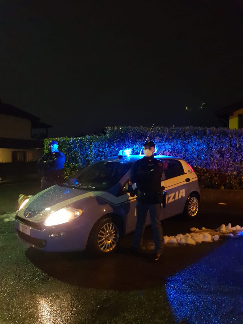 Il piccolo Edo dimesso dall’ospedale: il saluto della Polizia fuori dalla sua casa VIDEO