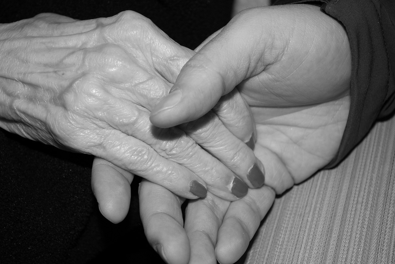 Lutto a Novedrate: mentre sta per svolgersi il funerale del marito, in ospedale muore la moglie