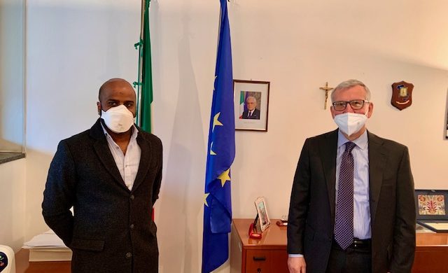 Insulti razzisti all’infermiere, il Prefetto lo incontra: “Emanuele merita i plauso di tutti”