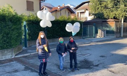 Il palloncino di Sara da Erba a Pisa: "Babbo Natale, fai sparire il Covid"