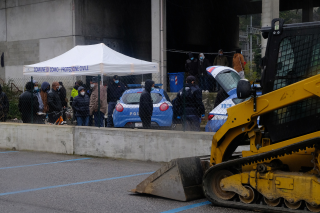 Sgombero all’ex scalo merci. Como senza frontiere: “Qualcuno verrà accolto nei dormitori, ma gli altri?”