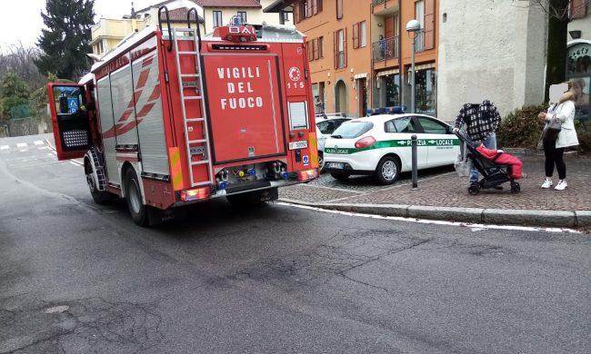 Anziano alla guida sfiora una mamma con bimbo poi si schianta contro il muro