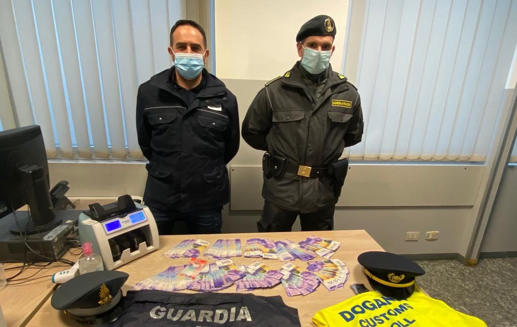 Cerca di passare il confine con 226 banconote da mille franchi addosso: fermata cittadina svizzera