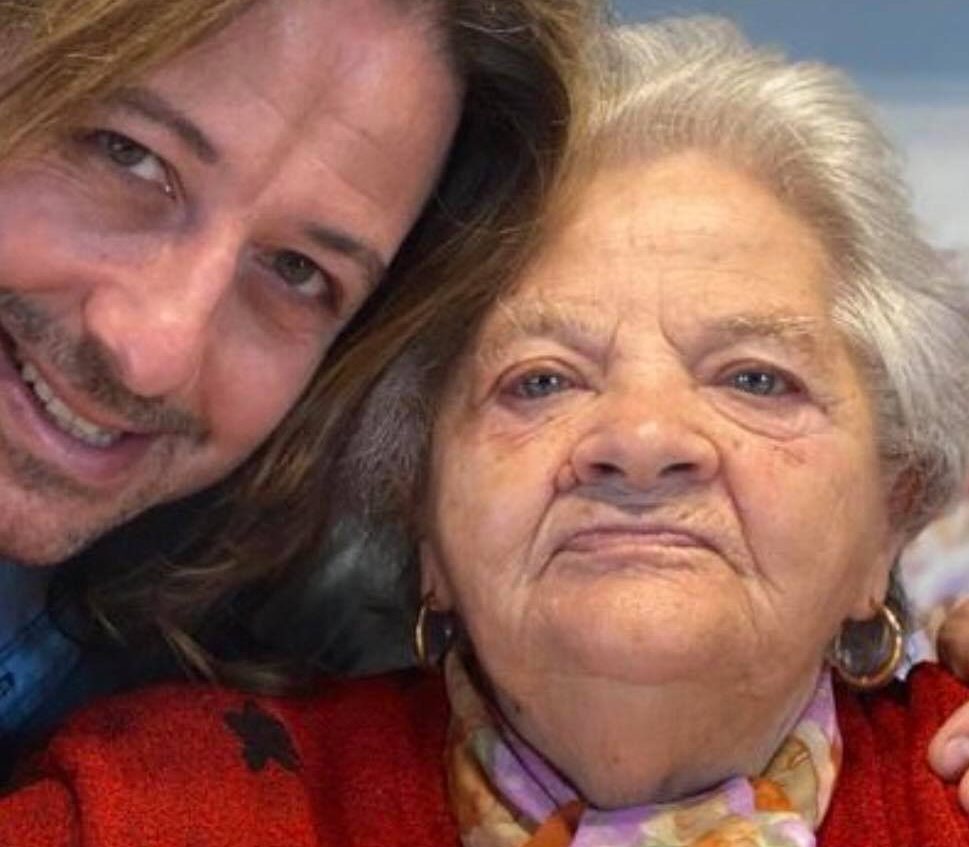 Lutto per il cantautore Simone Tomassini: è mancata la nonna