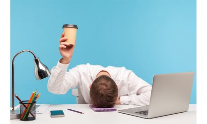 Usi e abusi della caffeina in ufficio: effetti benefici e controindicazioni