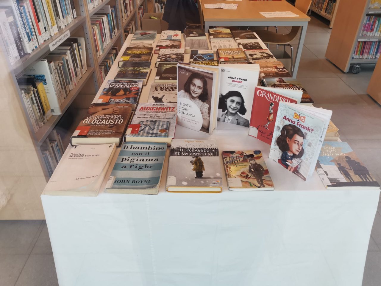 Giornata della Memoria: la biblioteca si “veste” di frasi per non dimenticare