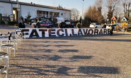 Protesta pacifica al bar Caffecchio: "Fateci lavorare"