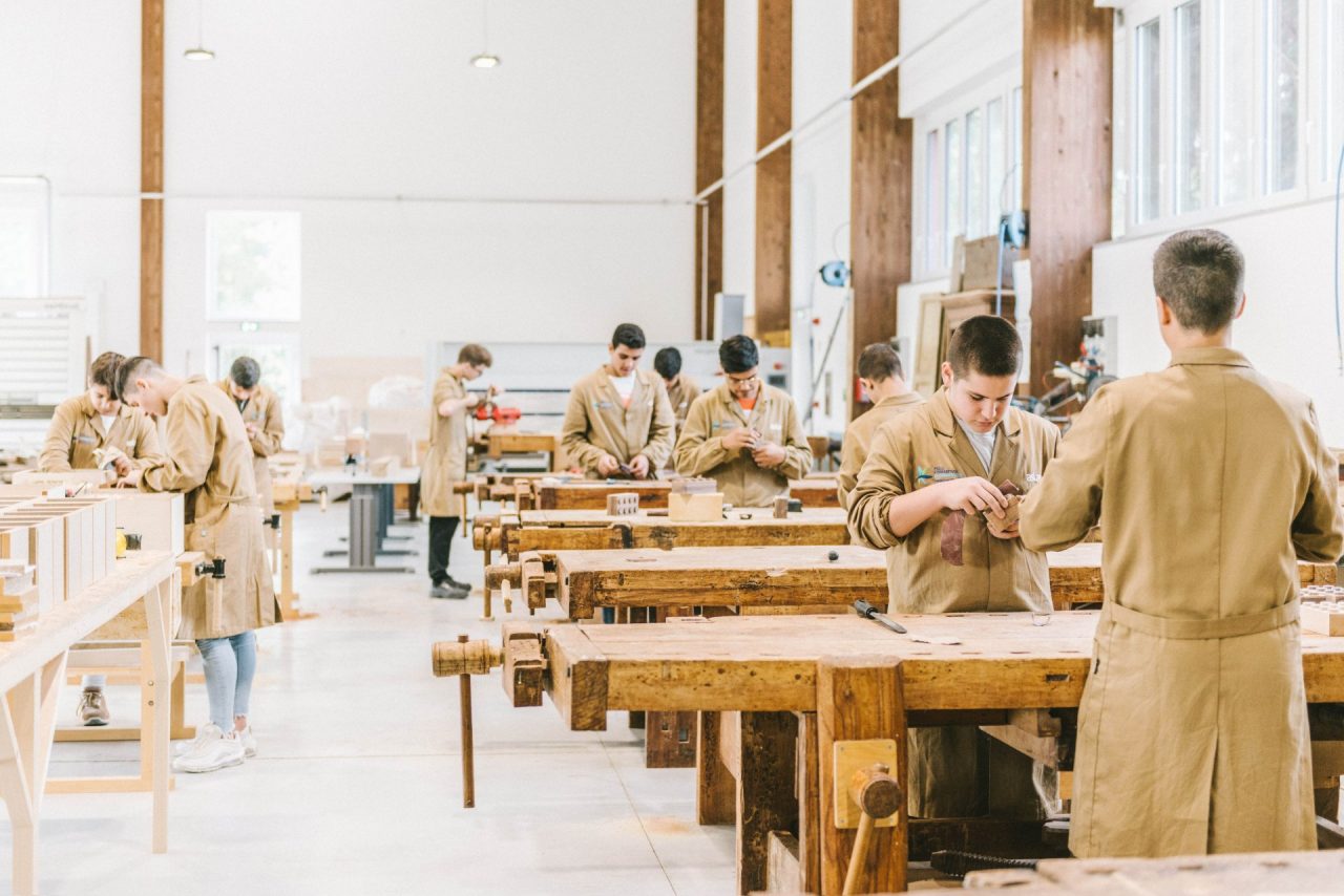 I lavoratori del legno scioperano al Salone del Mobile: “Non continueremo a essere spremuti come limoni”