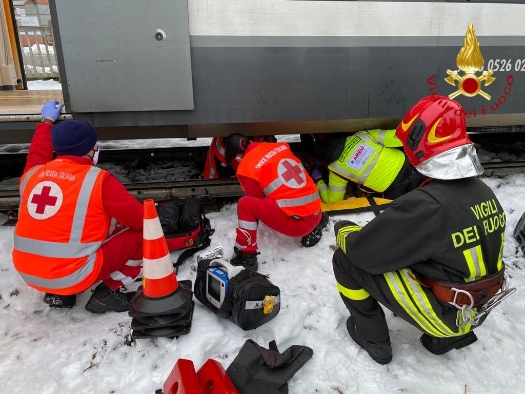 Travolta dal treno a Rovellasca: gravissima 37enne