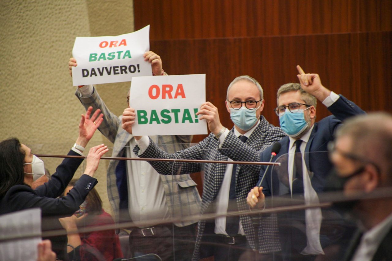Le opposizioni bloccano il consiglio regionale. Orsenigo (PD): “Invece di darci risposte ci hanno espulso”. Fermi: “Le istituzioni non si fermano mai”