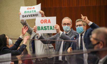 Le opposizioni bloccano il consiglio regionale. Orsenigo (PD): "Invece di darci risposte ci hanno espulso". Fermi: "Le istituzioni non si fermano mai"