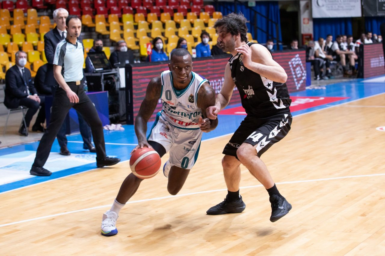 Pallacanestro Cantù sfida Happy Brindisi: appuntamento al PalaDesio alle 17