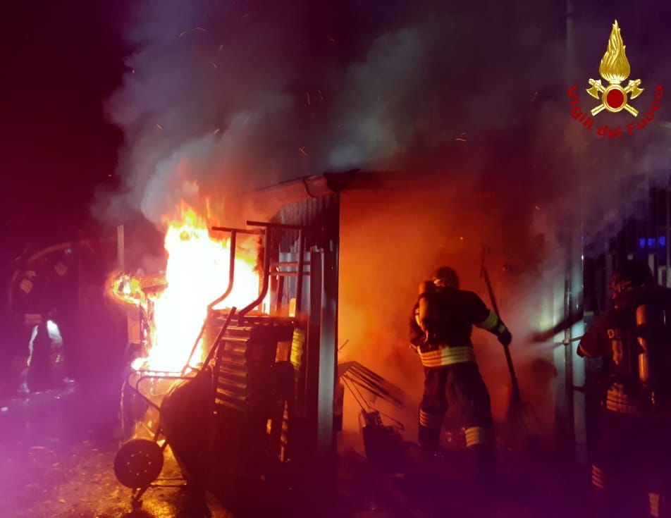 Capanno in fiamme a Rovellasca: 4 squadre di pompieri al lavoro FOTO