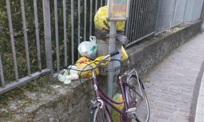 Immondizia abbandonata in via Rienza a Como. Un residente: "Questi comportamenti vanno sanzionati"