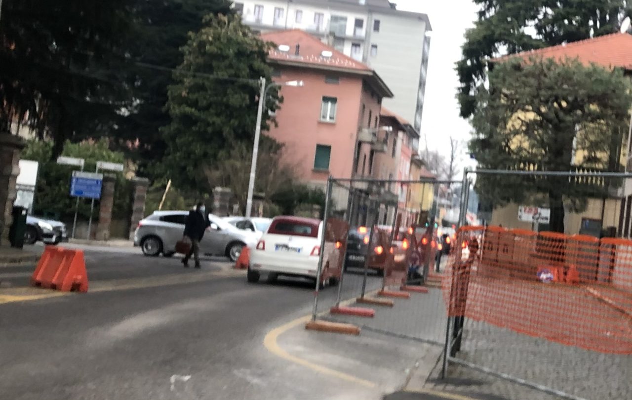 Incidente alla rotonda provvisoria sulla statale Briantea