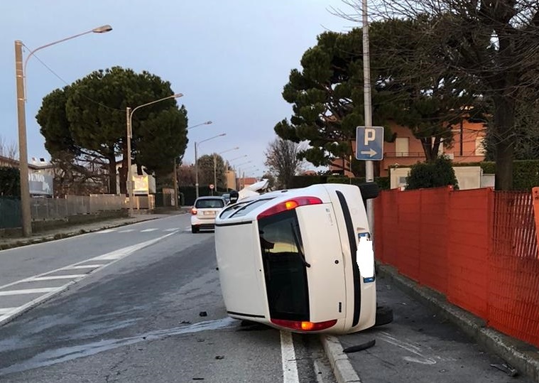 Si ribalta con l’auto a Figino Serenza