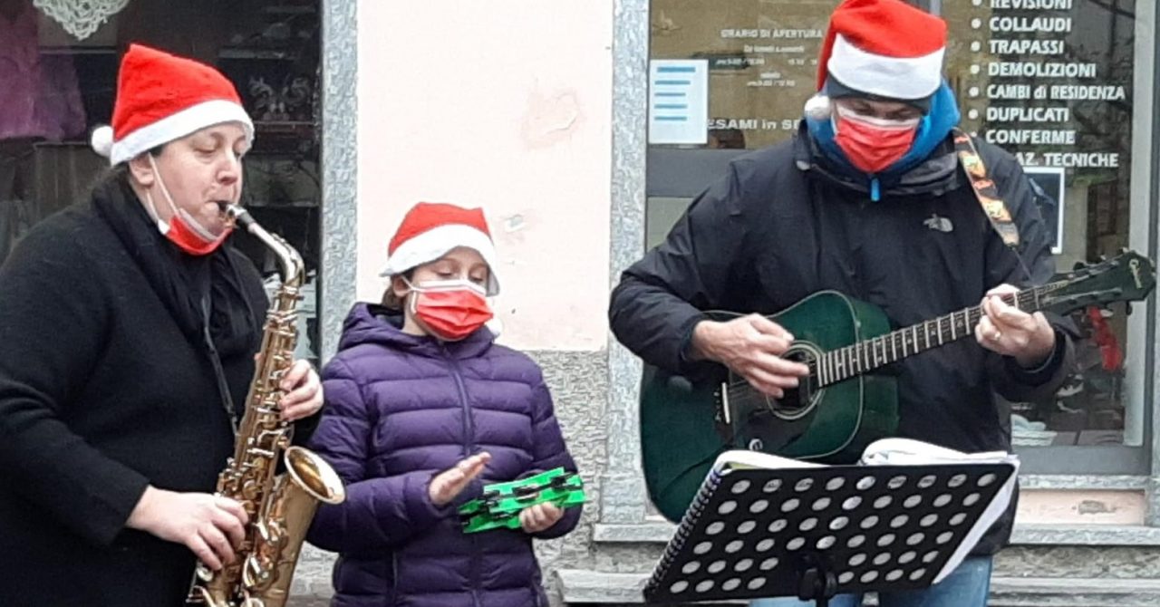 Menestrelli del sorriso: suonano per le vie del centro di Uggiate e la Casa anziani