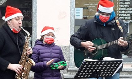 Menestrelli del sorriso: suonano per le vie del centro di Uggiate e la Casa anziani