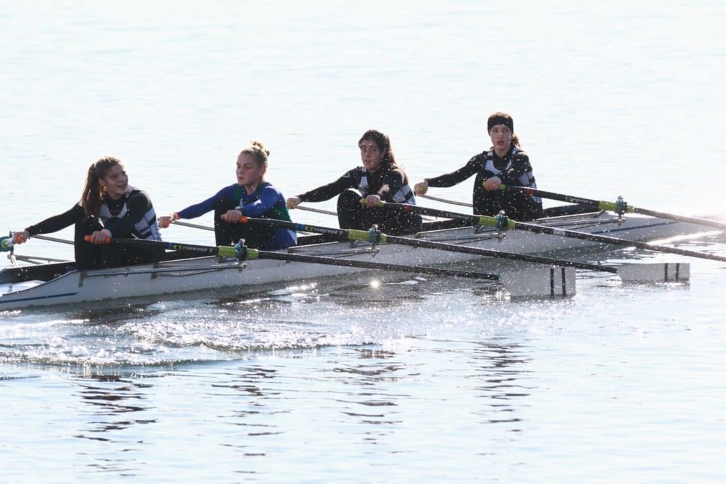 Canottaggio lariano pioggia di ori per gli equipaggi nostrani sul lago di Pusiano