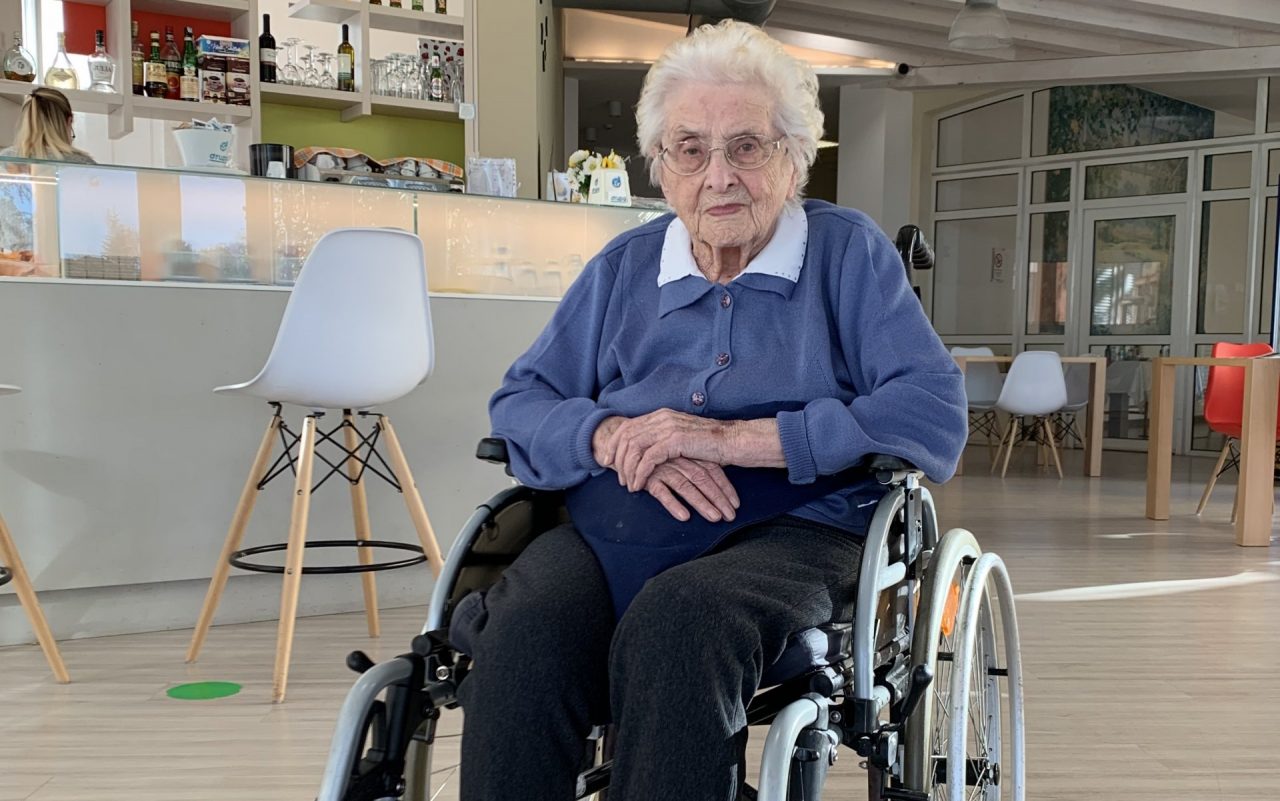 Nonna Giulia vaccinata contro il Covid a 101 anni