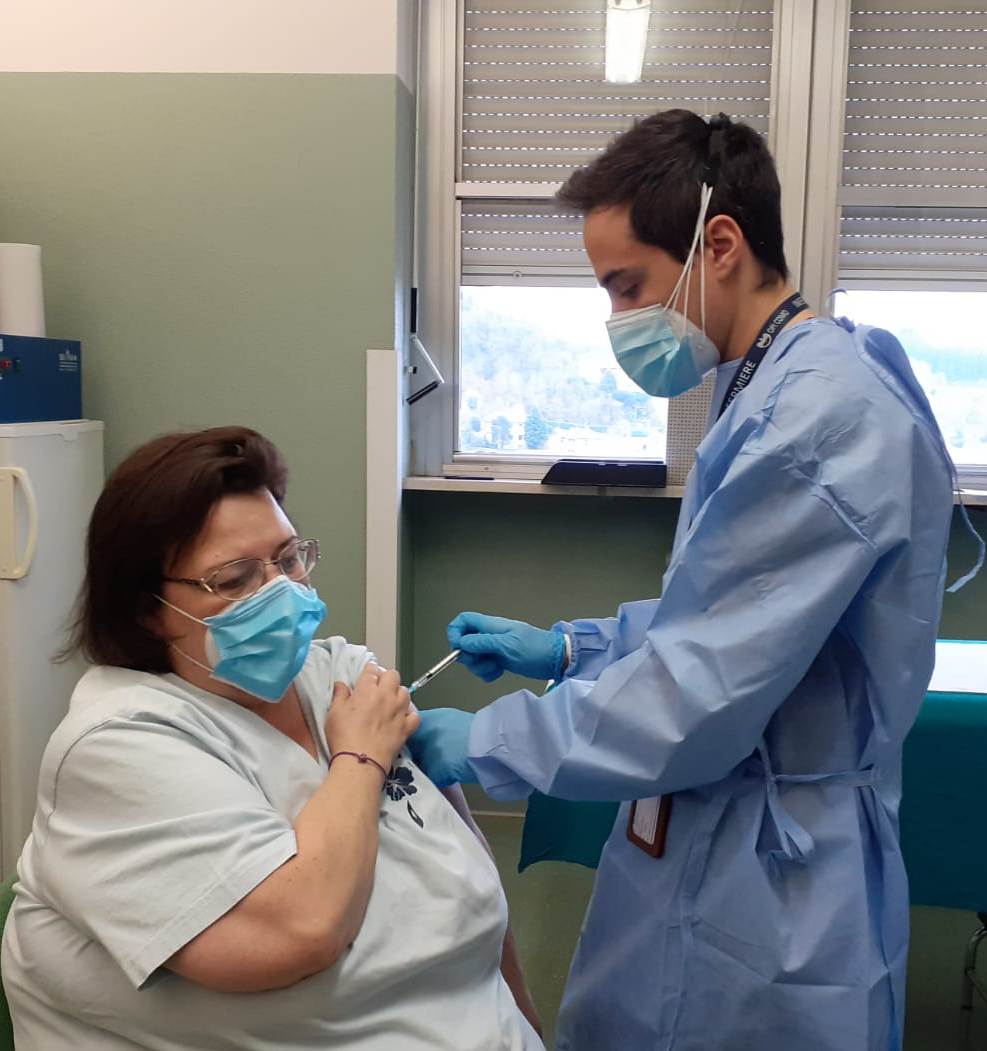 Vaccinazioni, cresce chi si autopresenta all’hub. Asst: “Invitiamo a prenotare online”