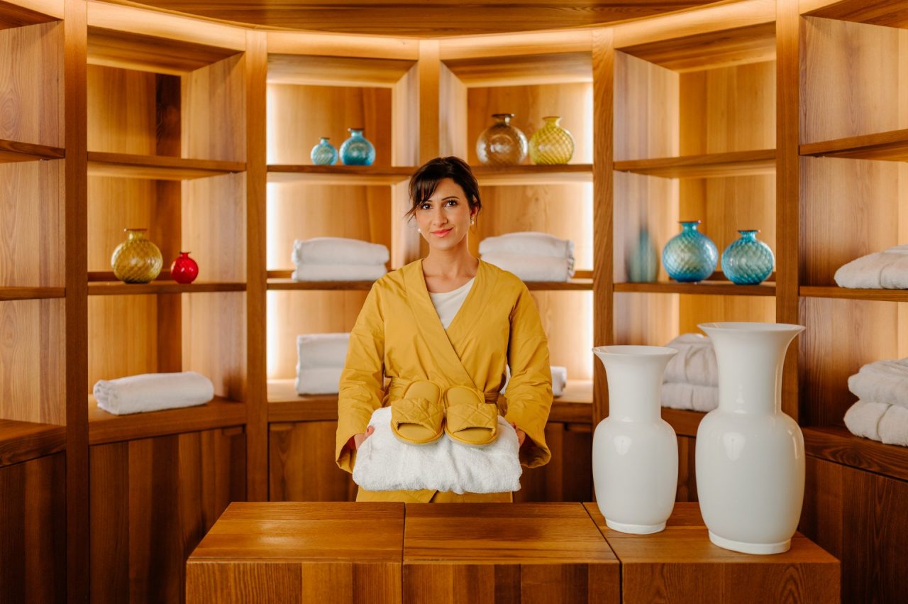 Il tessuto che uccide il Covid: pronta la linea di abbigliamento per operatori di ristorazione, hotellerie e wellness
