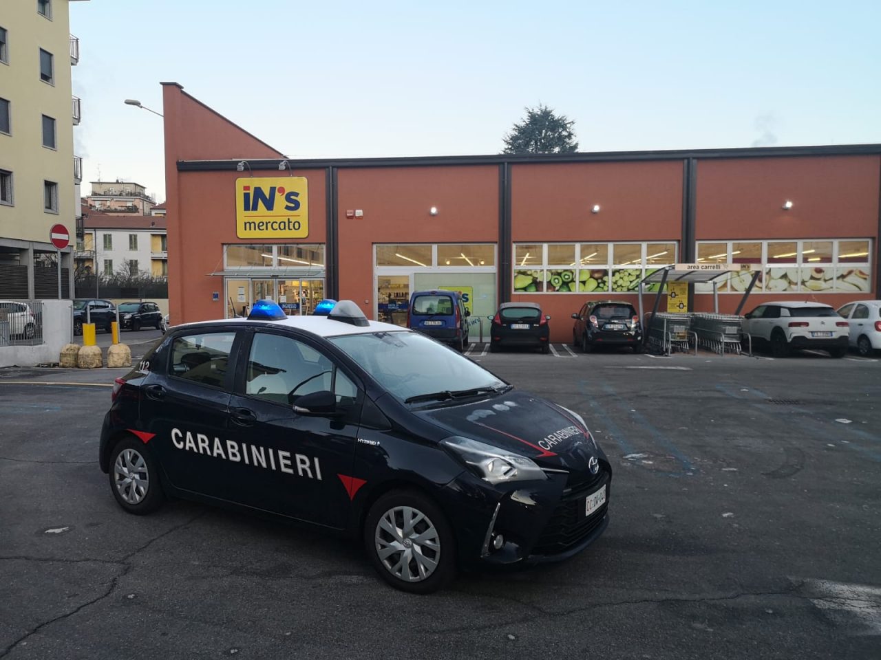Rapina al supermercato a Como: deferiti due giovani