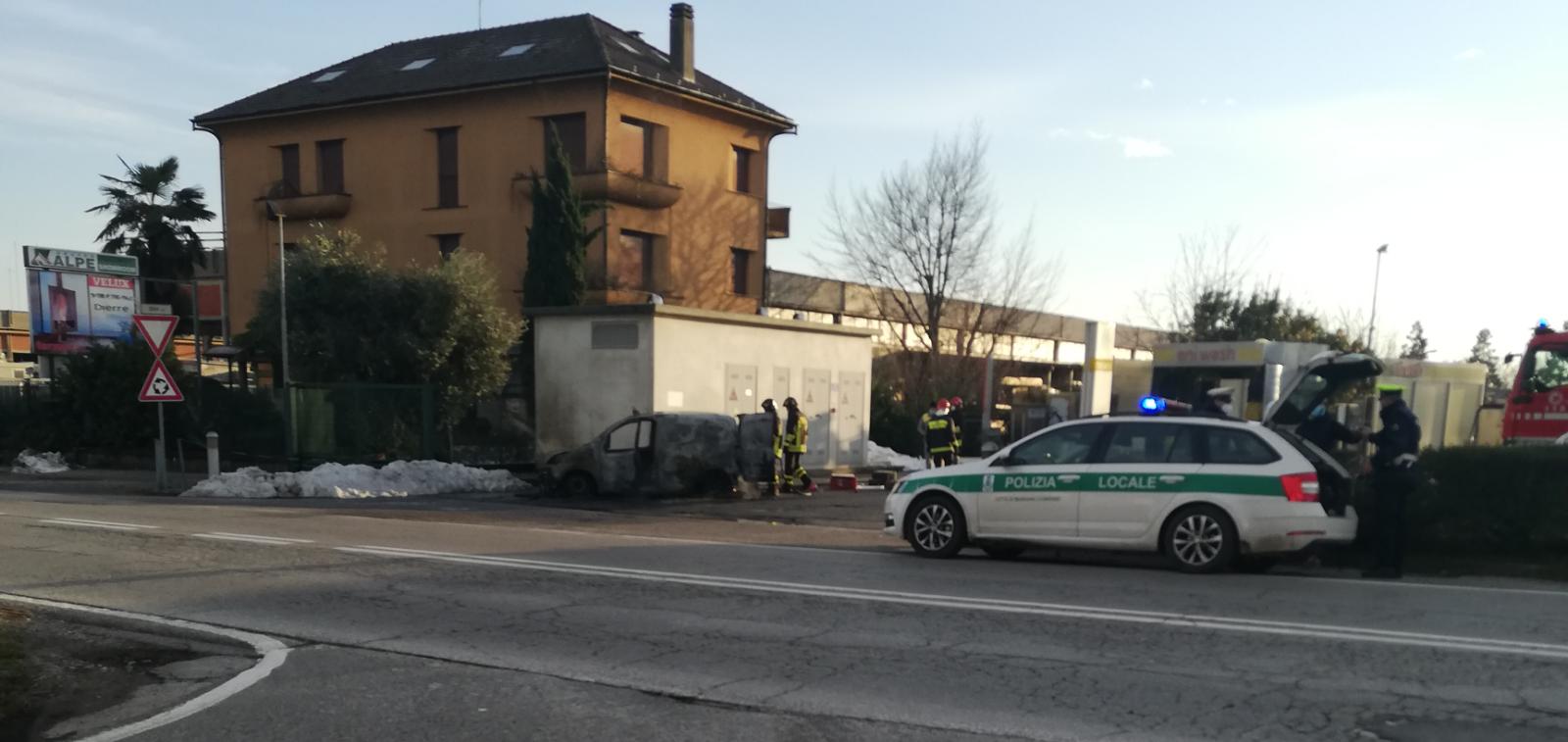 Auto in fiamme