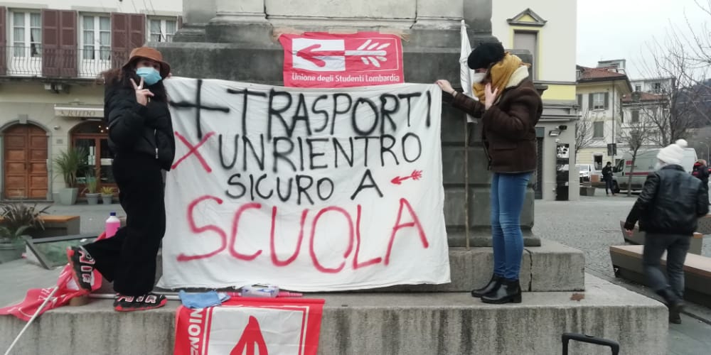 Studenti in protesta in piazza Volta a Como: “Non basta riaprire, ciò che conta è come si riapre”