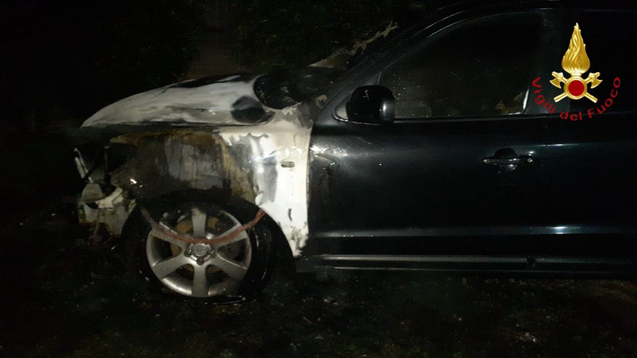 Bulgarograsso, auto in fiamme in via Monte Rosa