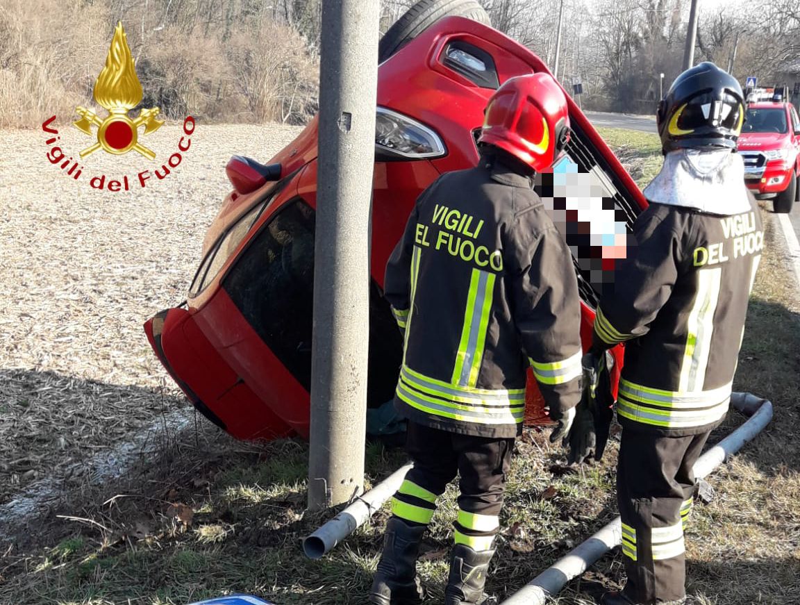 Si ribalta con l’auto: incidente a Fino Mornasco