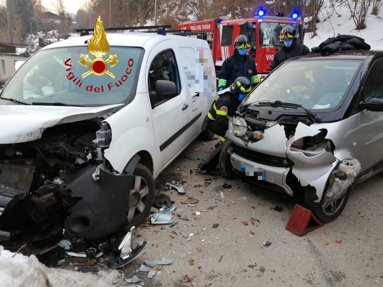 Sormano, frontale tra auto: donna incastrata nella vettura