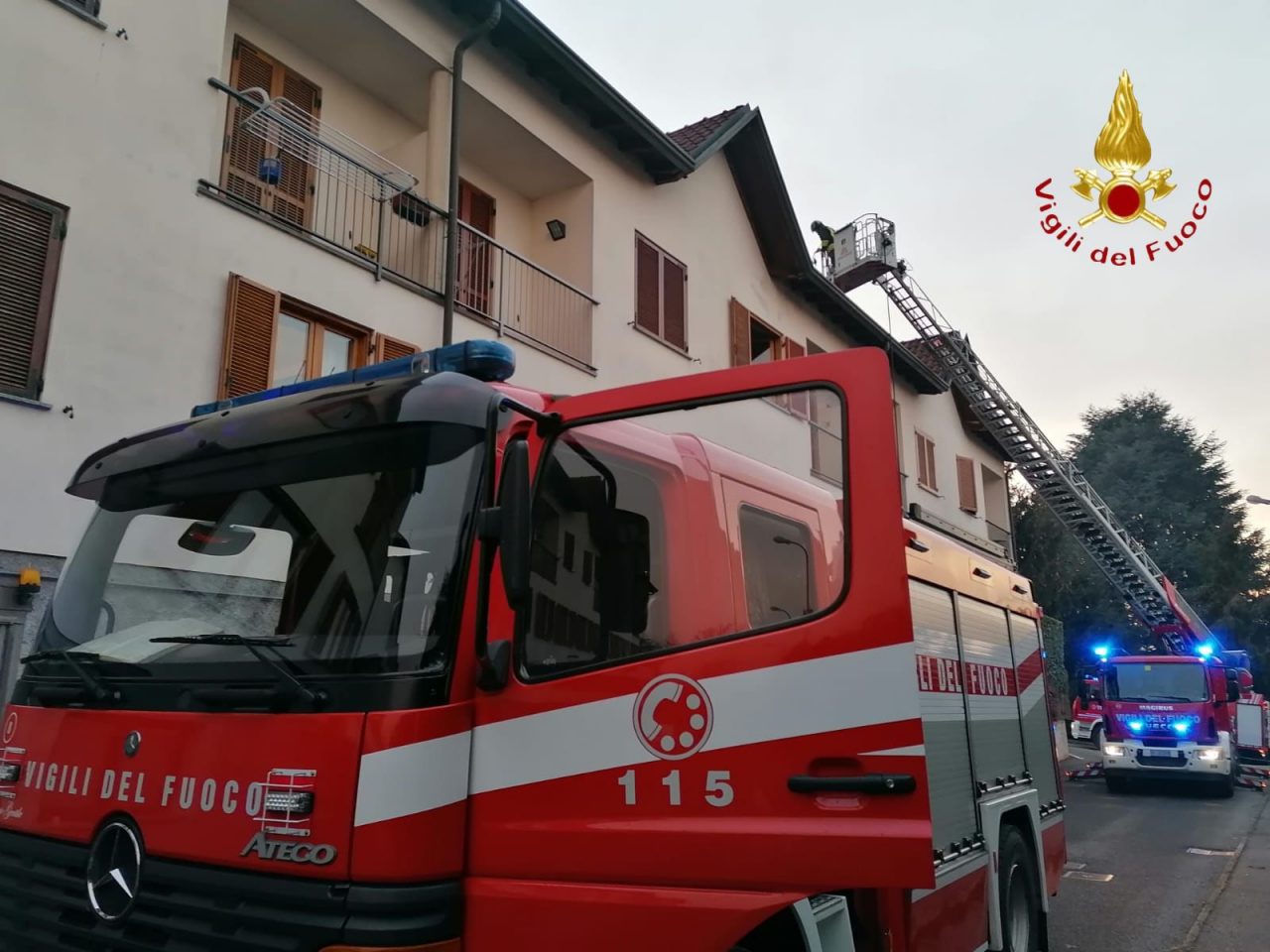 Principio di incendio a una canna fumaria: Vigili del Fuoco a Olgiate