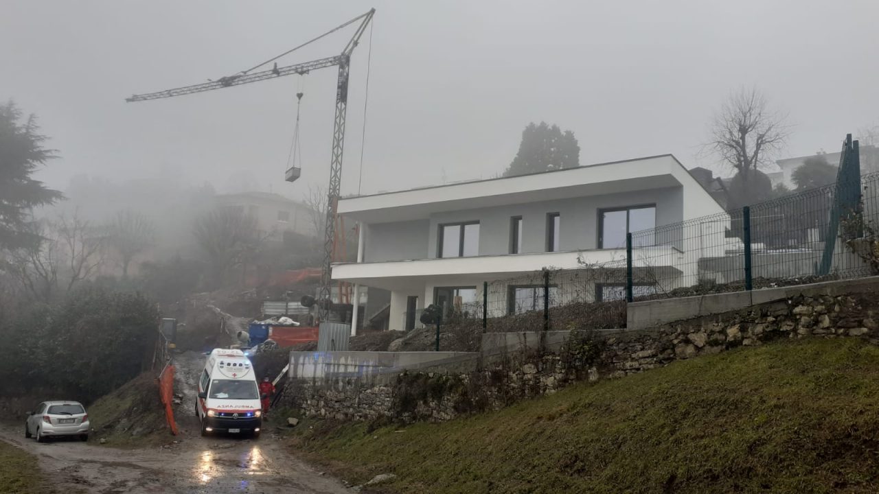 Infortunio sul lavoro: caduta e taglio sulla fronte per un operaio