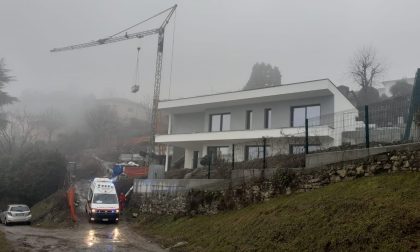 Infortunio sul lavoro: caduta e taglio sulla fronte per un operaio