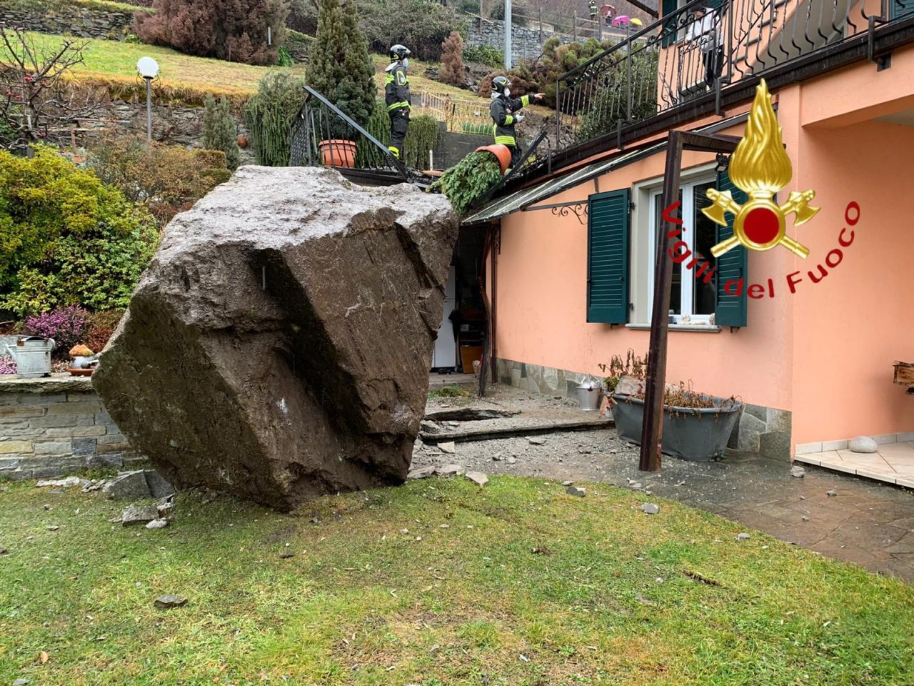 Un masso si stacca dalla montagna e finisce contro una casa: terrore a San Siro