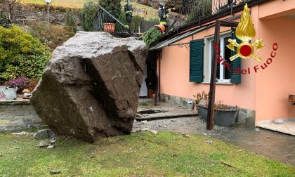 Un masso si stacca dalla montagna e finisce contro una casa: terrore a San Siro