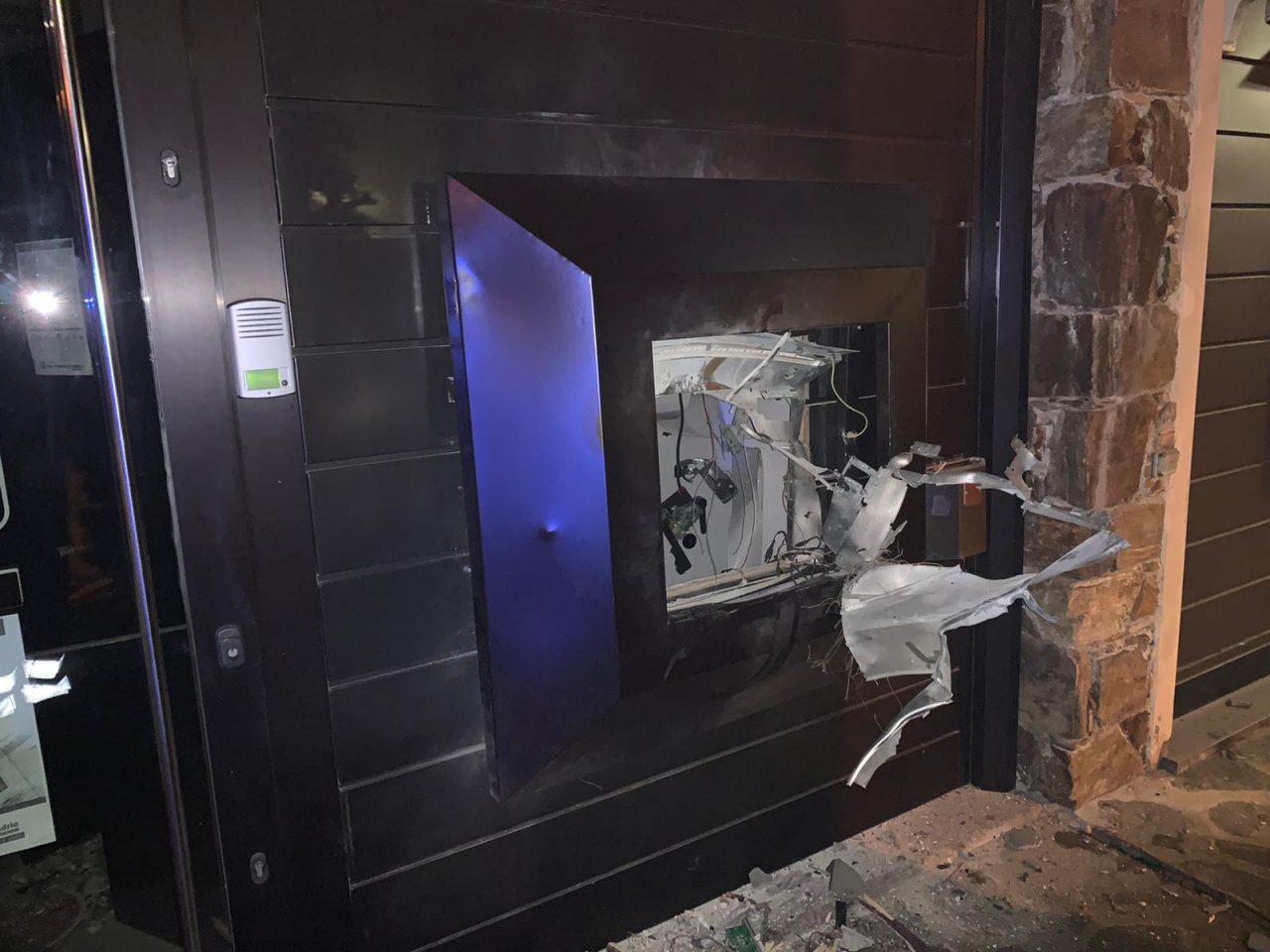 Assalto con l’esplosivo al bancomat in centro a Sorico