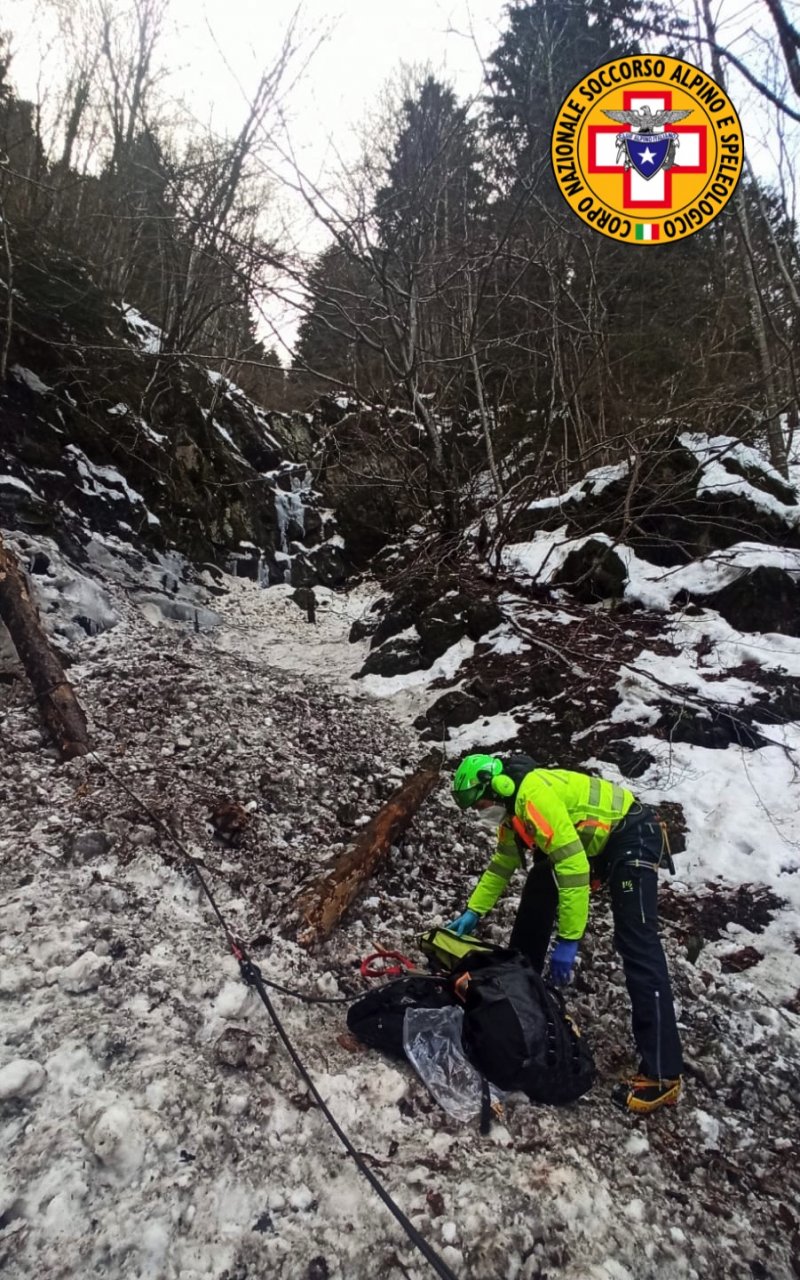 Marito e moglie precipitano e muoiono davanti alla figlia di 5 anni