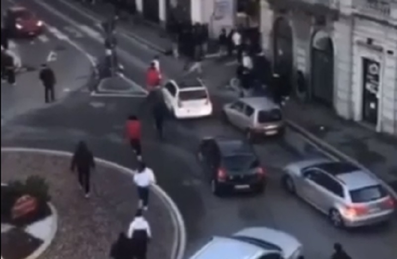 Rissa tra ragazzini a Gallarate: appuntamento via Whatsapp e spranghe in mano VIDEO