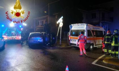 Violento scontro a Luisago, l'auto con tre giovani a bordo si ribalta