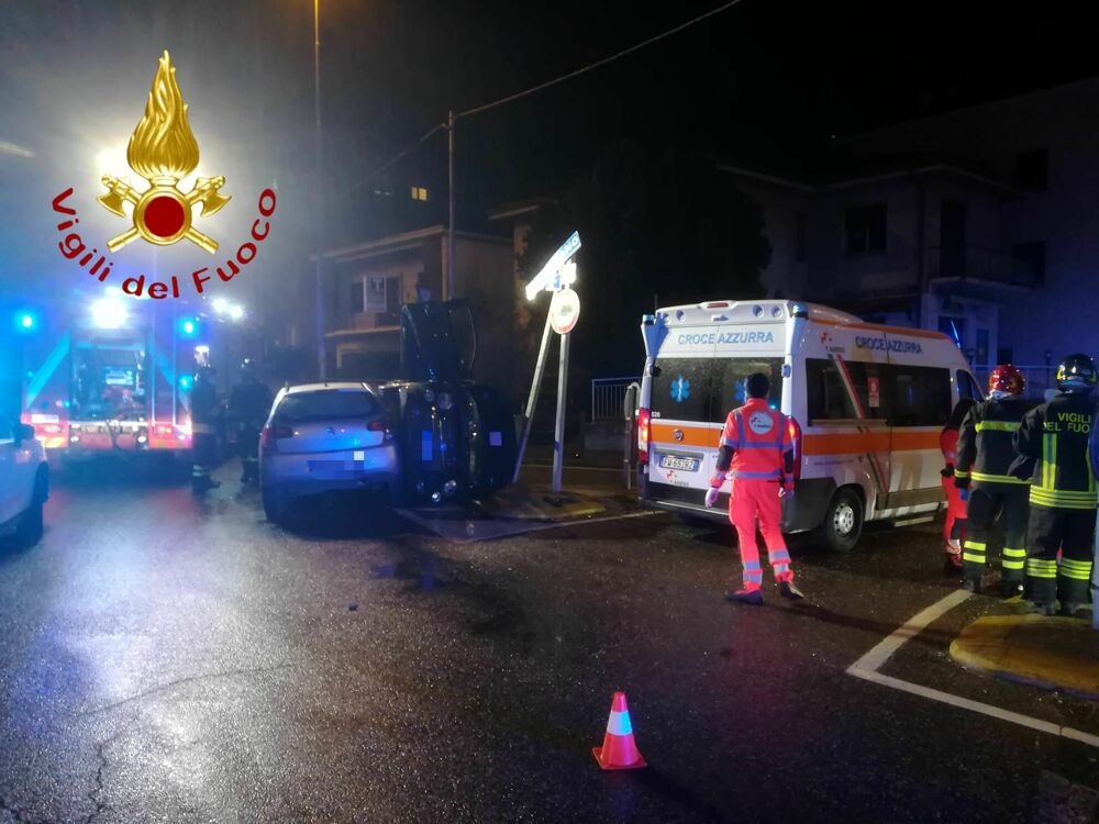 Violento scontro a Luisago, l’auto con tre giovani a bordo si ribalta