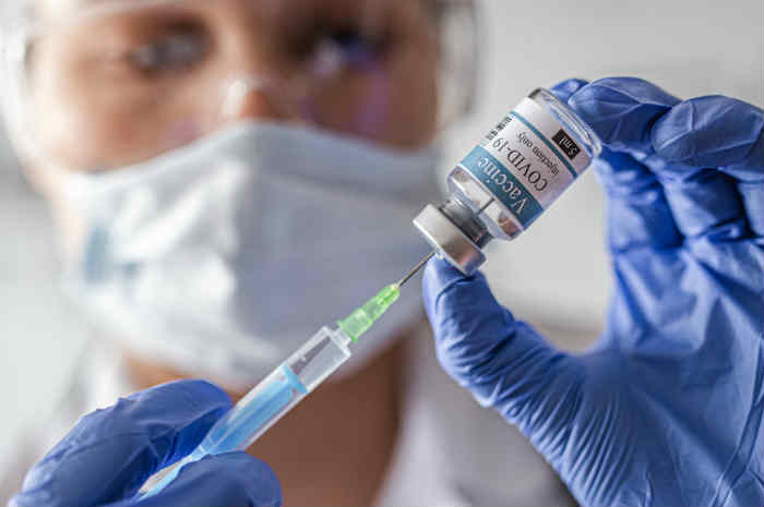 Prima dose di vaccino a un comasco su quattro